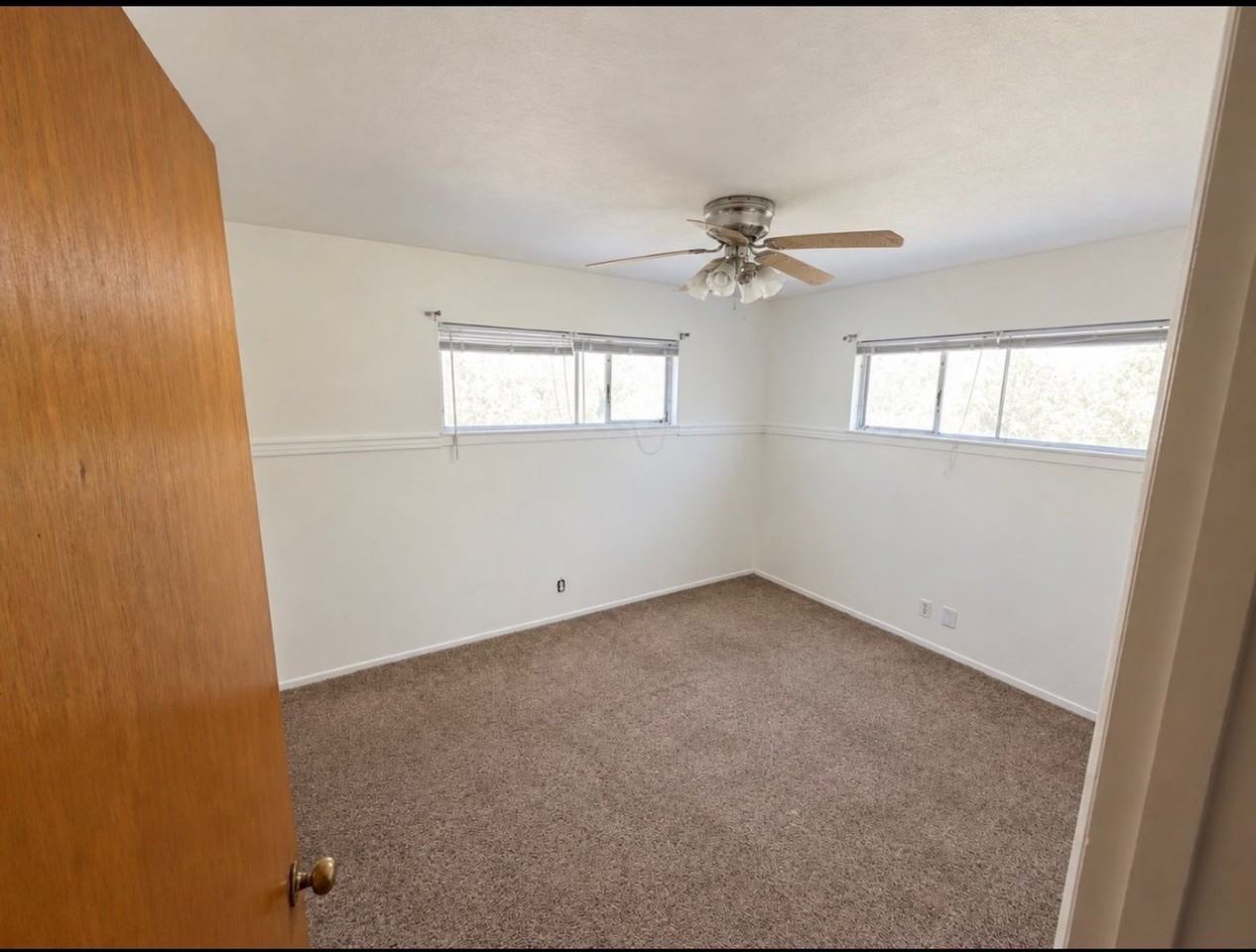 636 N Newton Dr - Photo 5 of 9