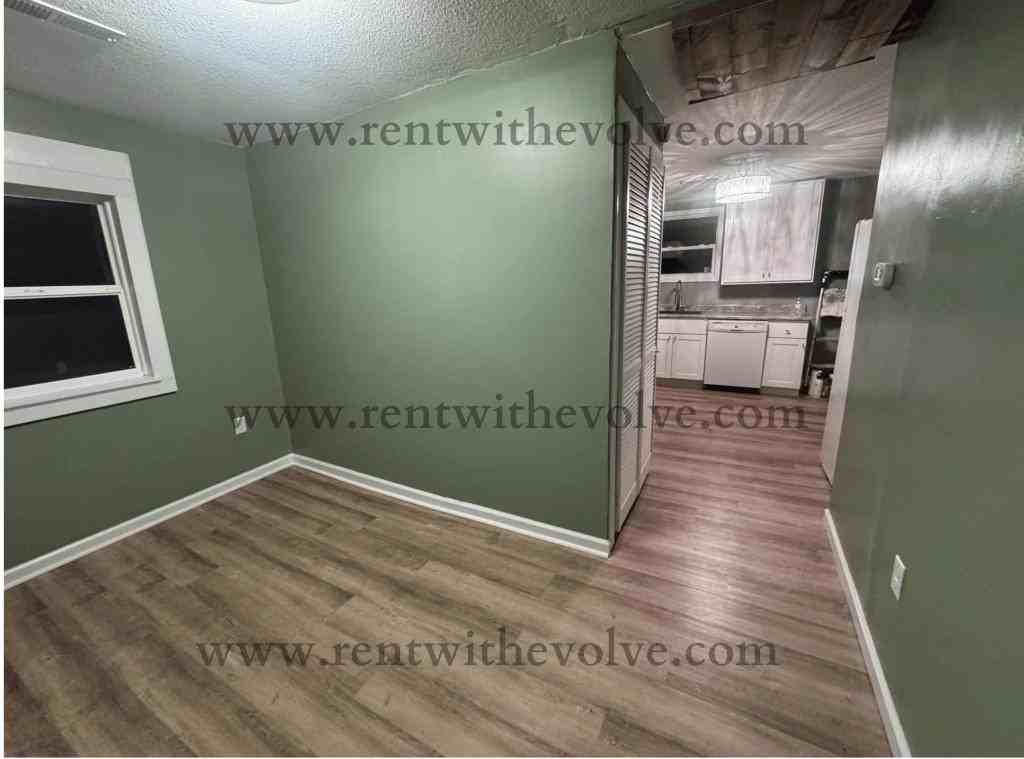 1352 Short St - Photo 2 of 9