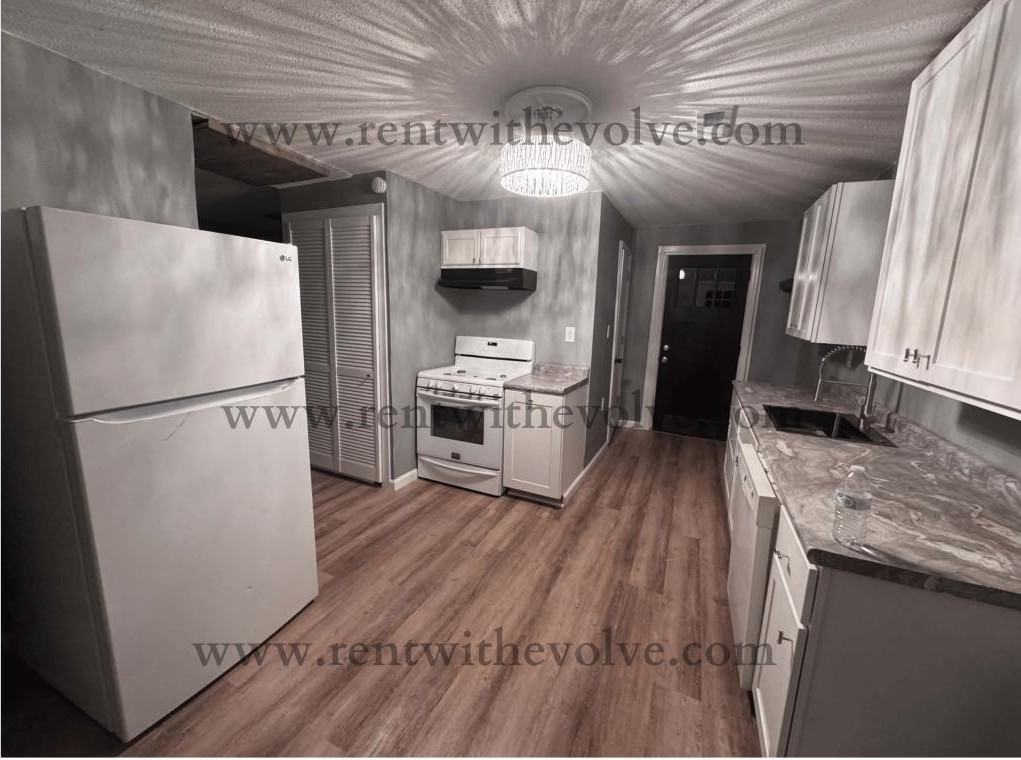 1352 Short St - Photo 3 of 9