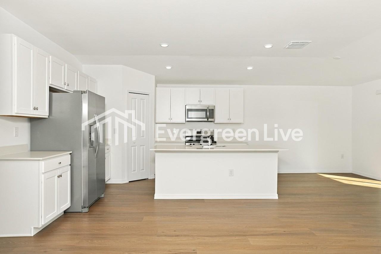 1302 Arrow St - Photo 4 of 15