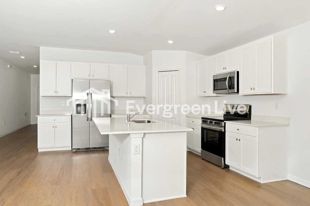1302 Arrow St - Photo 5 of 15