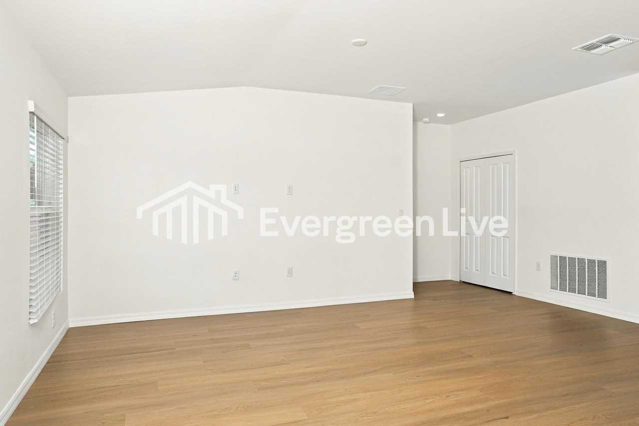 1302 Arrow St - Photo 6 of 15