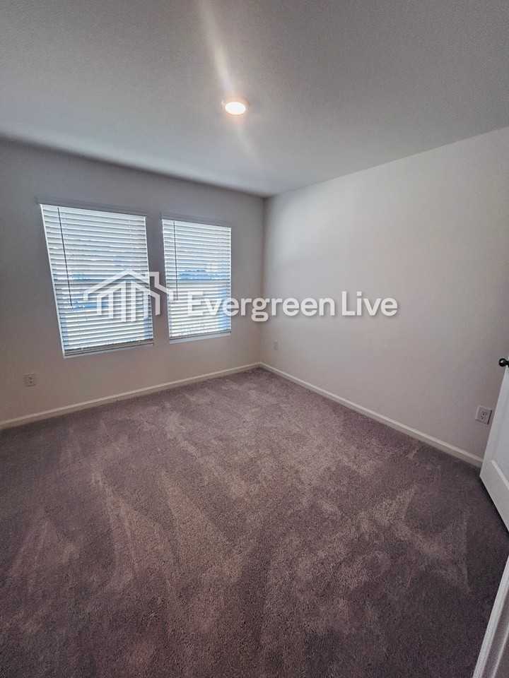 235 Bay Springs Blvd - Photo 4 of 16