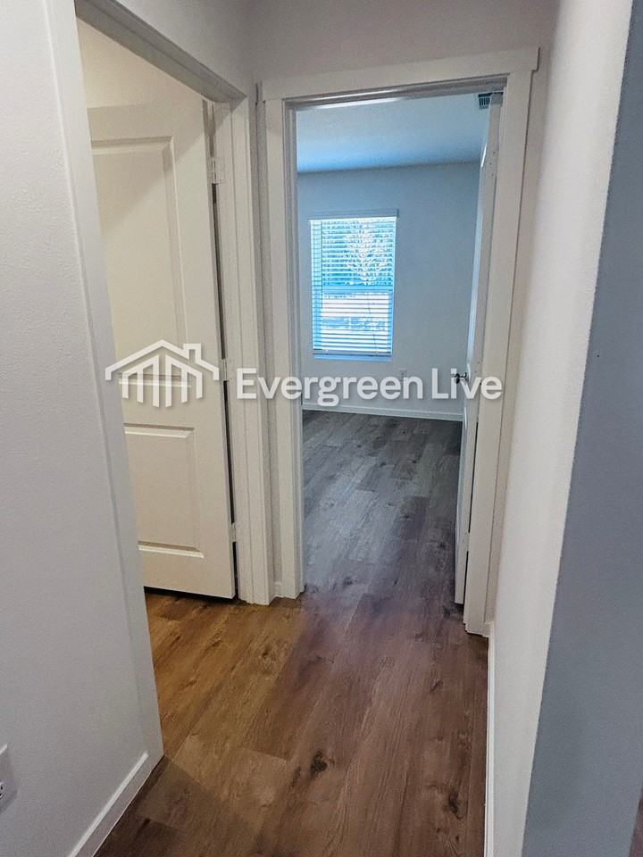 289 Bay Springs Blvd - Photo 3 of 19