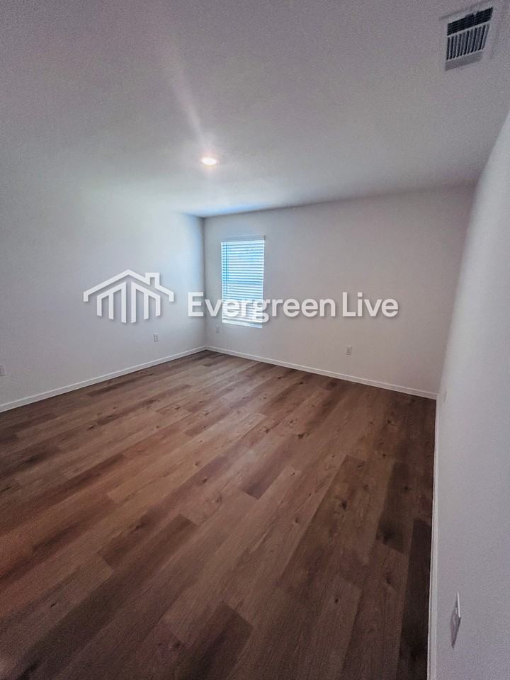 289 Bay Springs Blvd - Photo 4 of 19