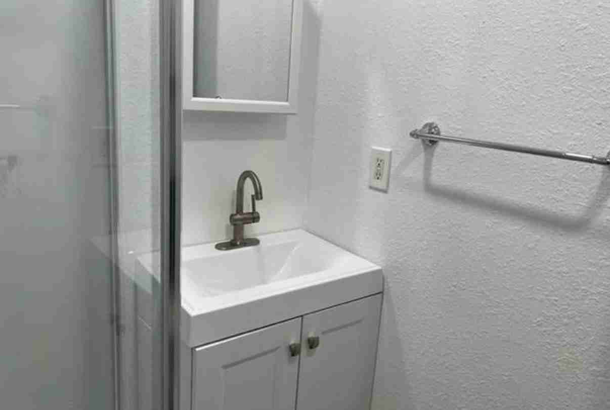 814 W 7th St #A - Photo 4 of 7