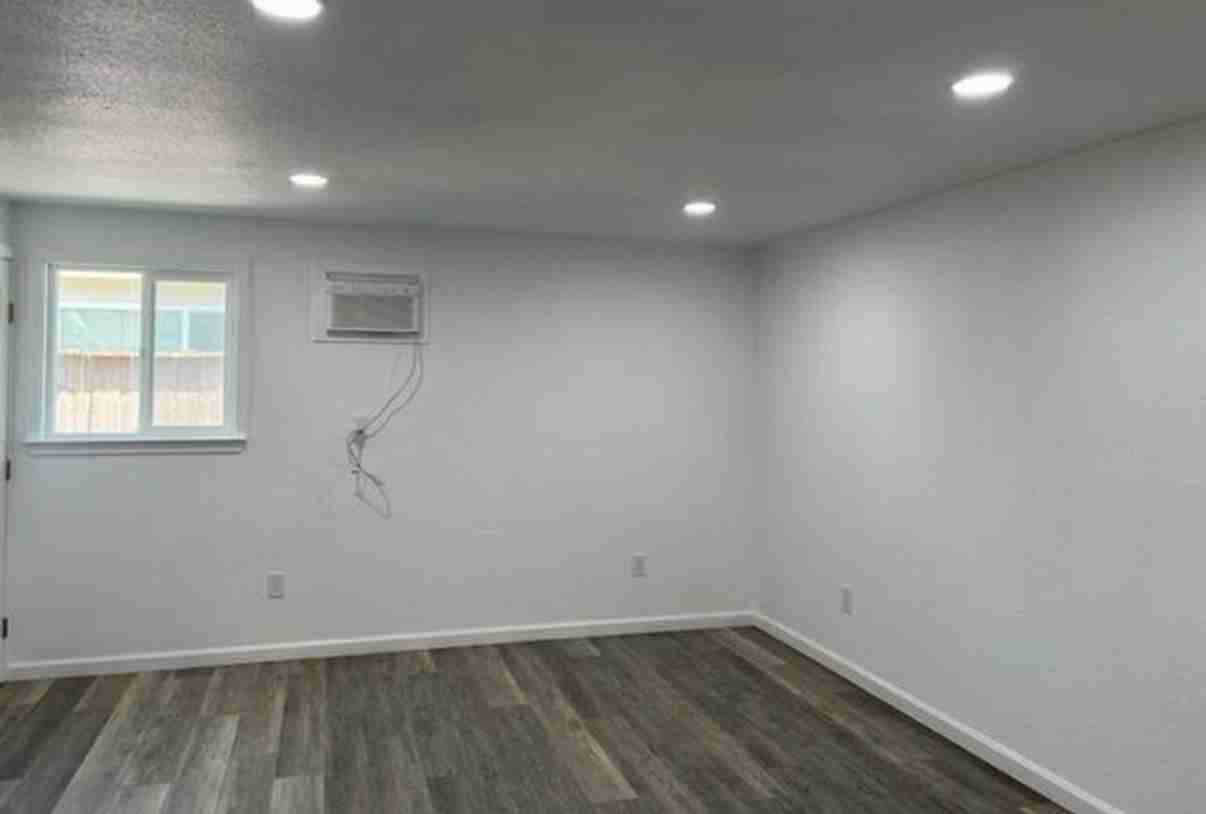 814 W 7th St #A - Photo 7 of 7