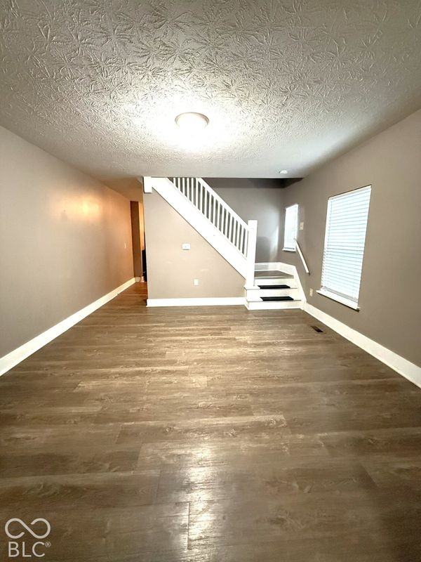 627 N Tacoma Ave - Photo 3 of 10