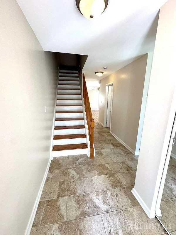 103 Brewster Cir - Photo 3 of 8