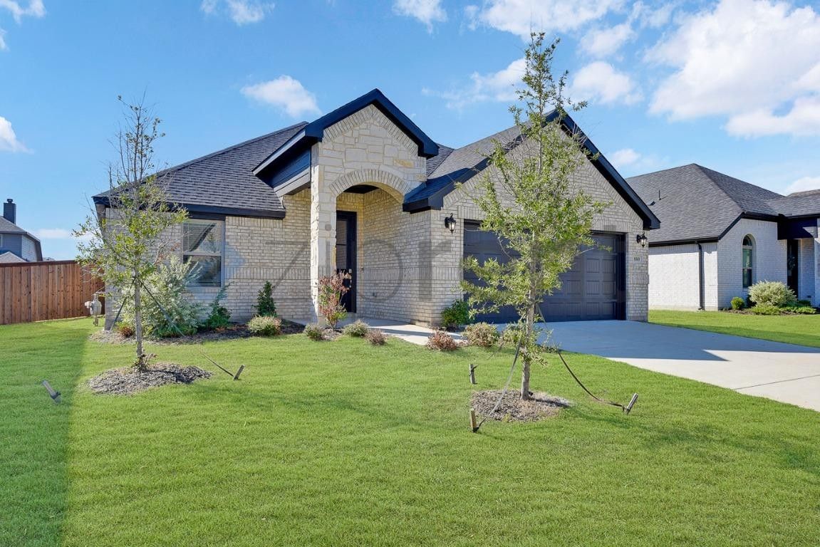 880 Rosebud Trl - Photo 2 of 31