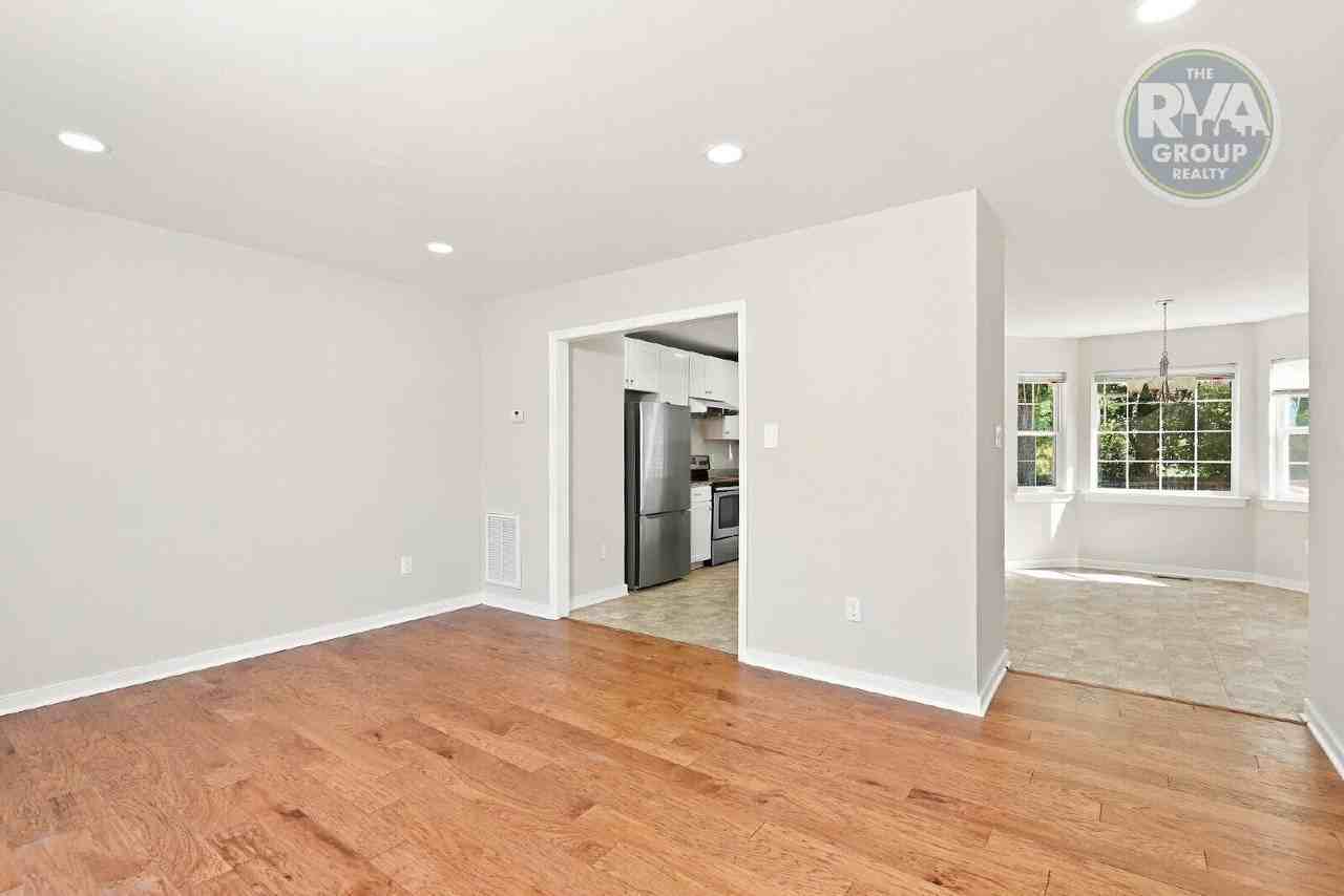 10617 Greenwood Rd - Photo 3 of 28
