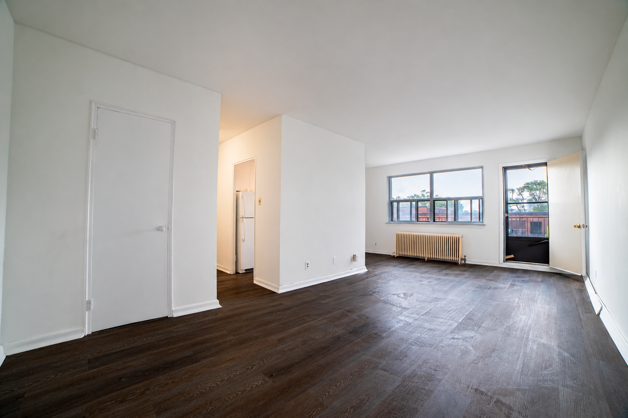 2519 Lake Shore Blvd W #303 - Photo 3 of 12