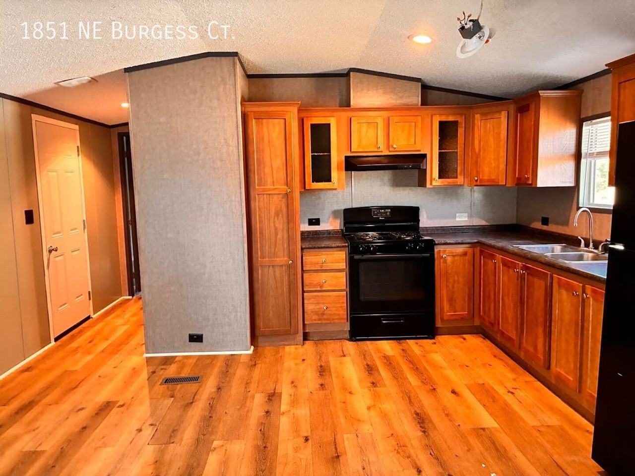 1851 Ne Burgess Ct - Photo 3 of 17