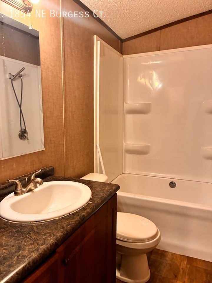 1854 Ne Burgess Ct - Photo 4 of 17