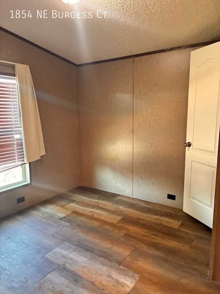 1854 Ne Burgess Ct - Photo 5 of 17