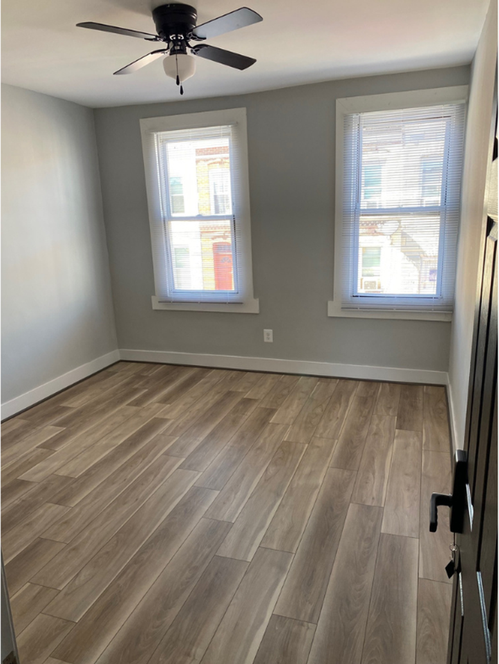 1255 Sargeant St - Photo 2 of 15