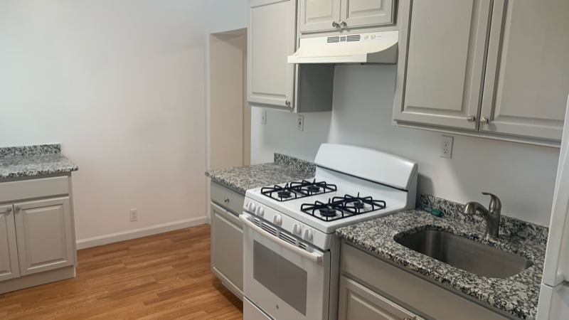 1037 Green St - Photo 3 of 16