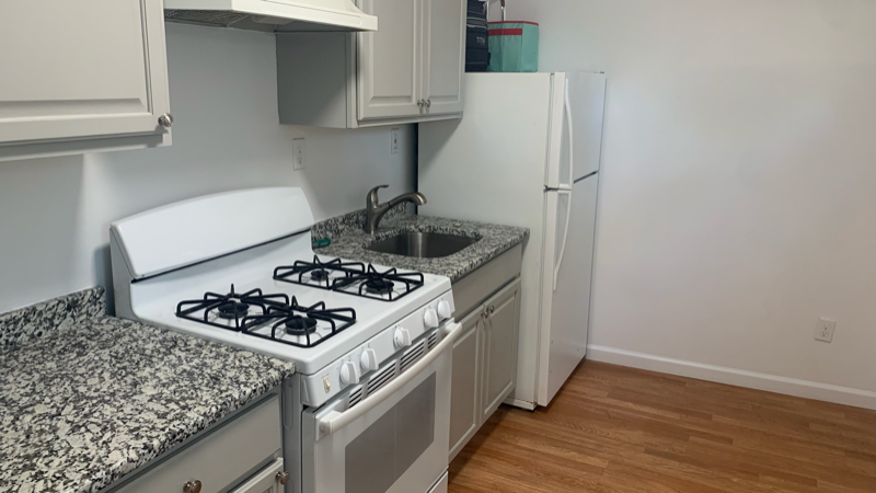 1037 Green St - Photo 4 of 16