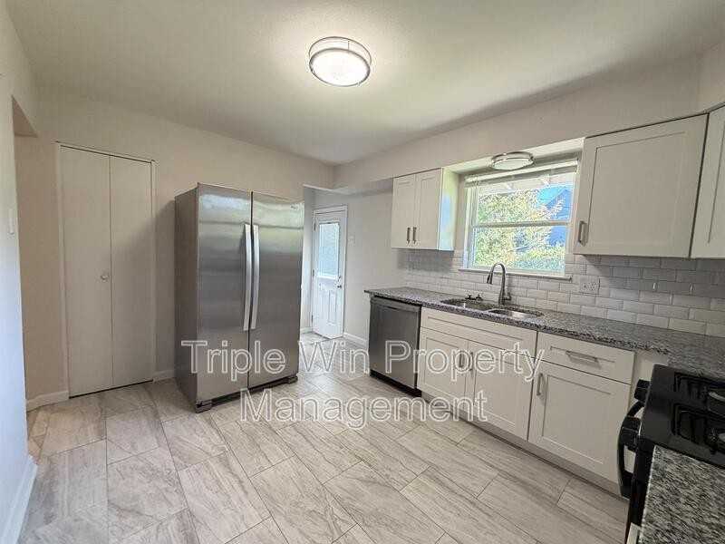 10721 Corning Dr - Photo 7 of 25