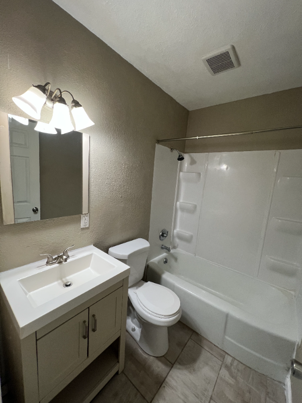 1531 W 14th St #1 - Photo 4 of 9