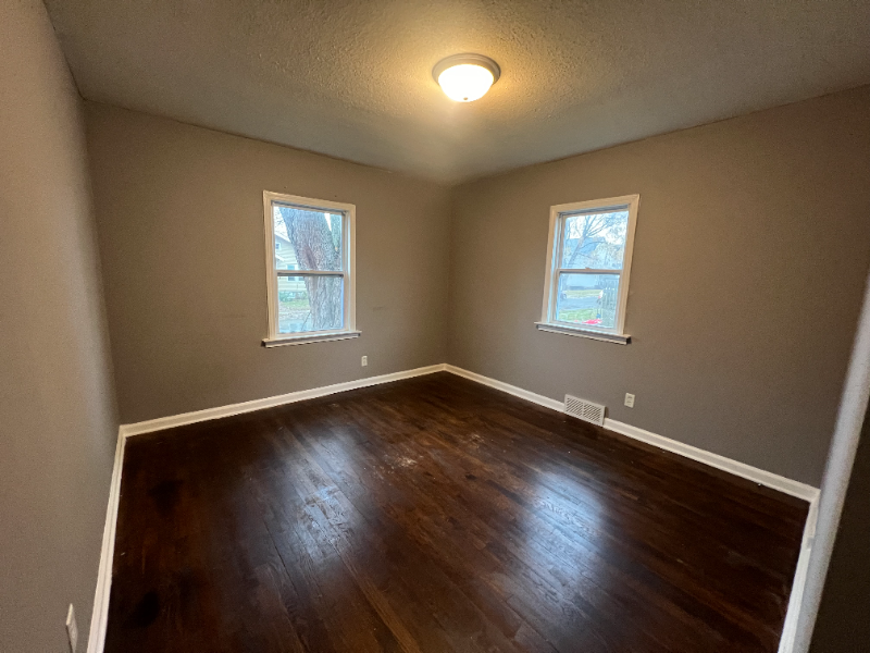 1531 W 14th St #1 - Photo 6 of 9