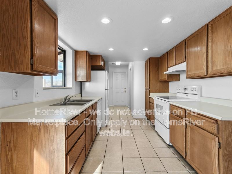 3381 Amberwood Ave - Photo 4 of 18