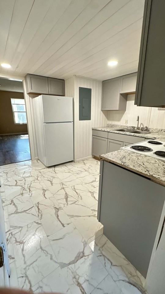 828 Tanner St - Photo 2 of 8