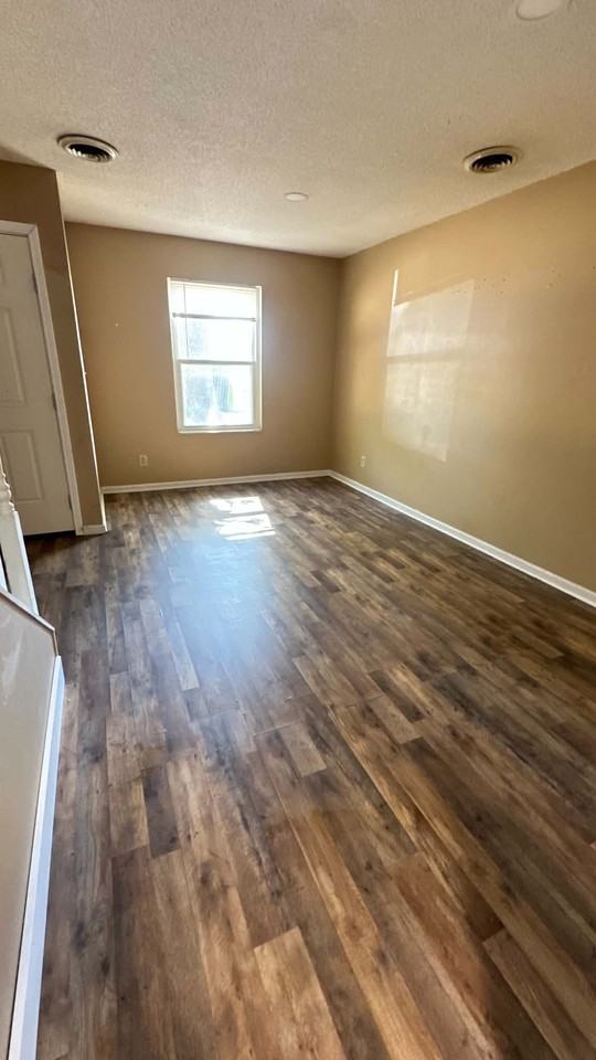 828 Tanner St - Photo 3 of 8