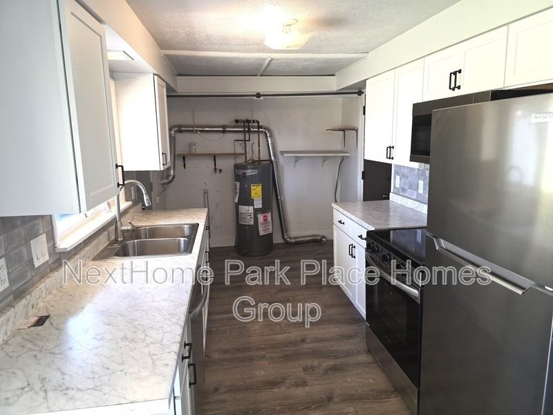 8976 Delwood Dr - Photo 4 of 8