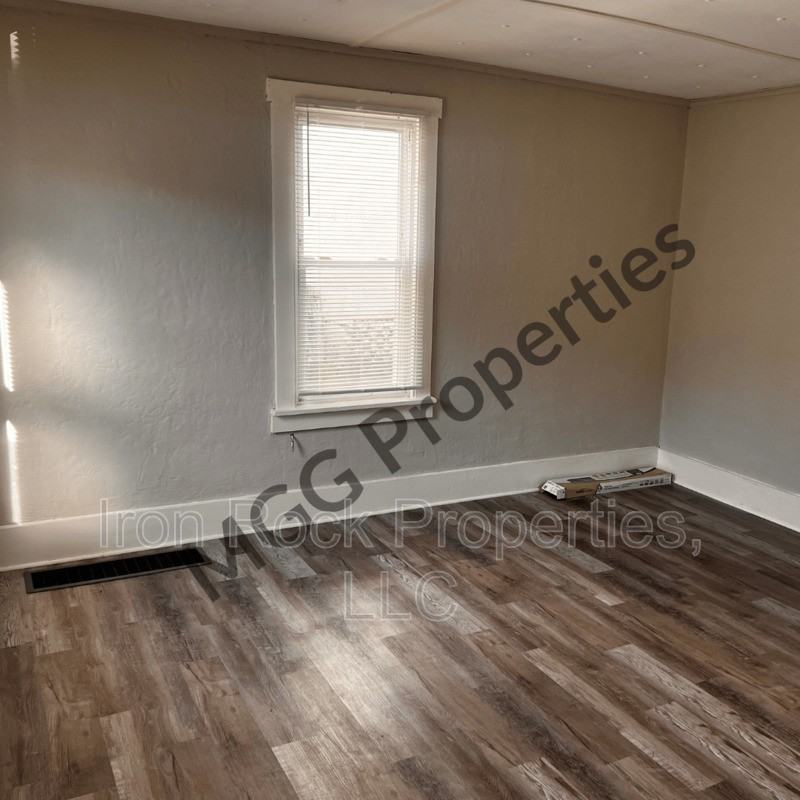 142 Cole St - Photo 4 of 11