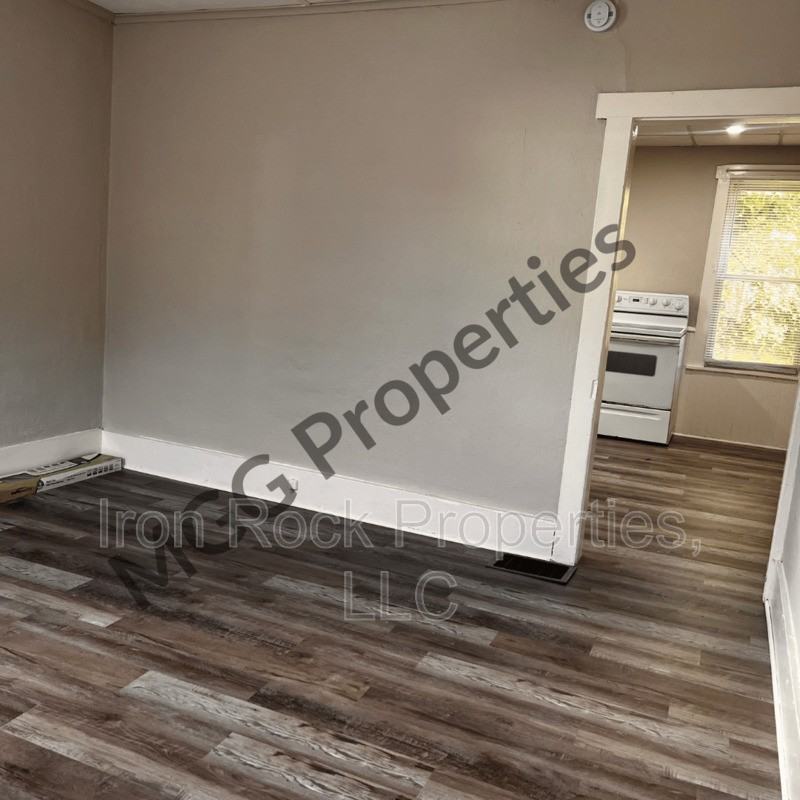 142 Cole St - Photo 5 of 11
