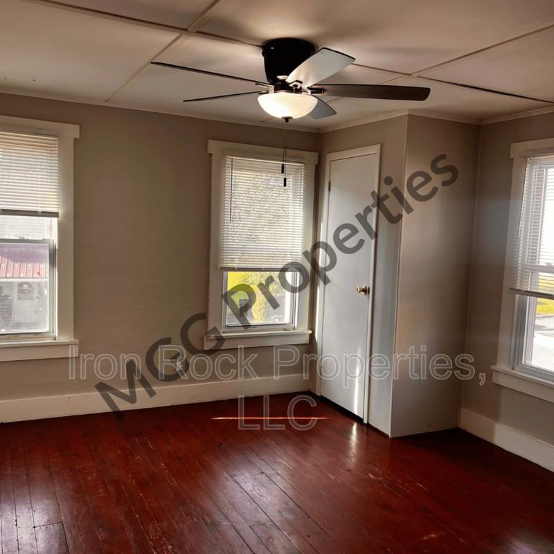 142 Cole St - Photo 7 of 11