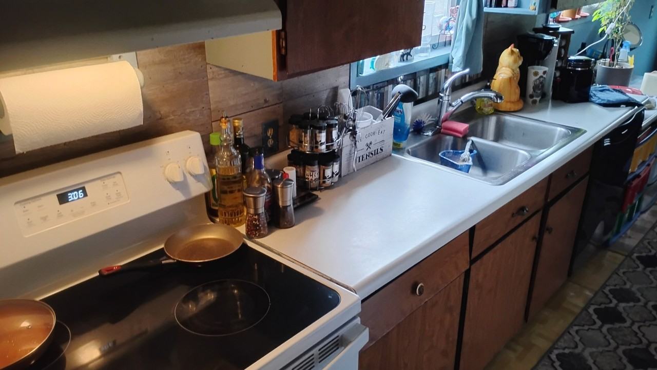 285 Nw Spruce St - Photo 2 of 6