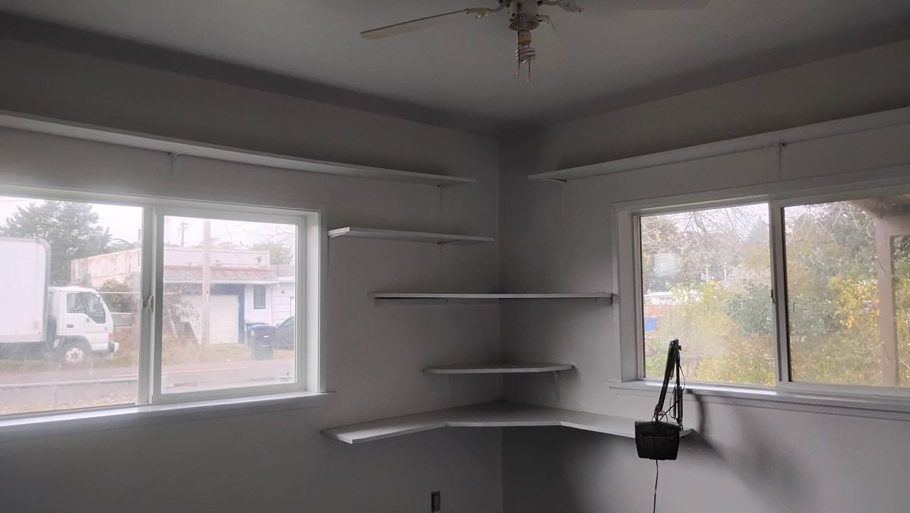 285 Nw Spruce St - Photo 3 of 6