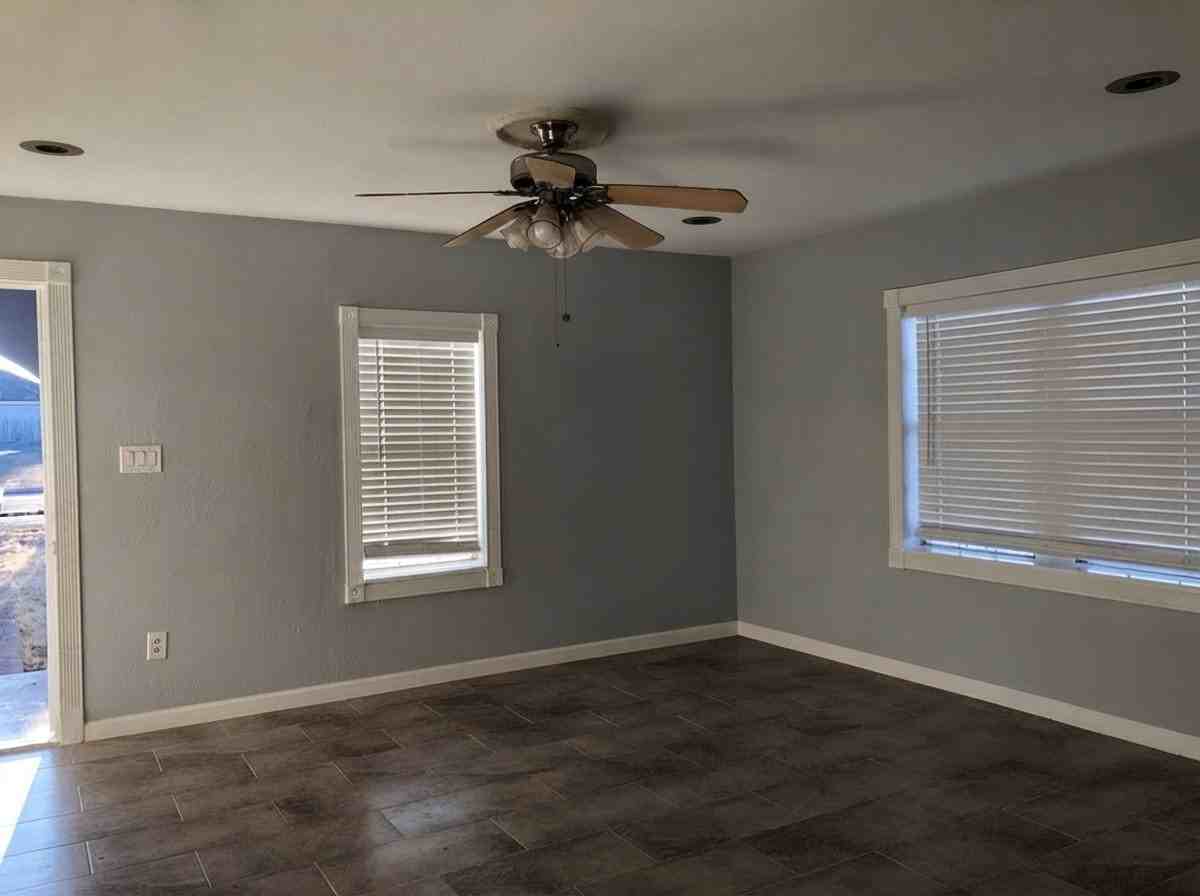 1016 N Lee Ave - Photo 6 of 12