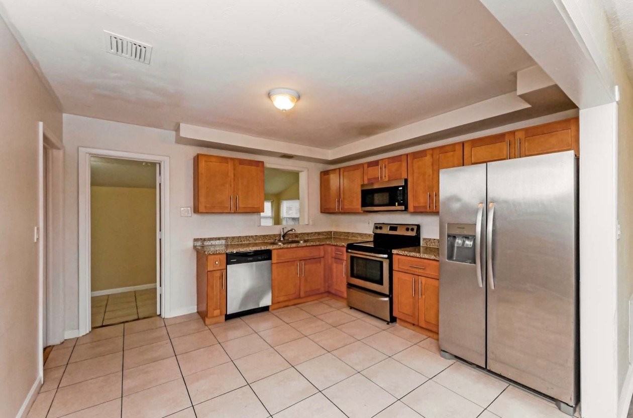 3030 Nw 21st Ct - Photo 4 of 15