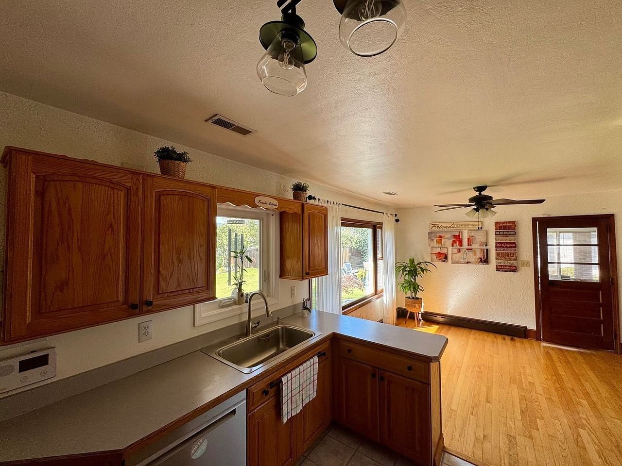 1041 Braxton Rd - Photo 2 of 12
