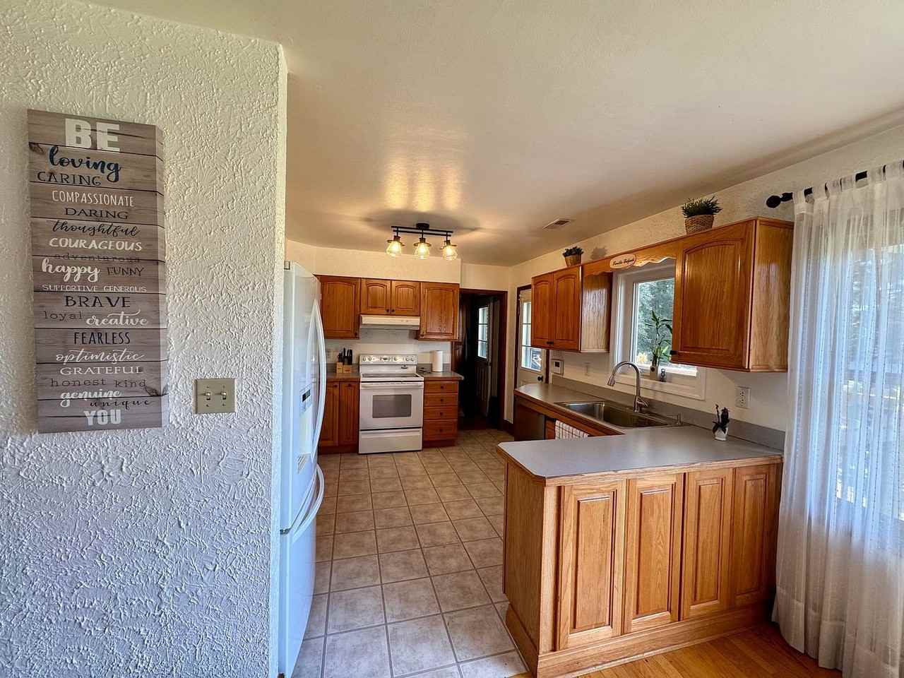 1041 Braxton Rd - Photo 3 of 12
