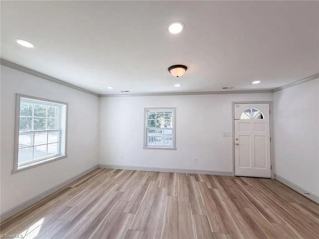 511 E 27th St - Photo 6 of 15