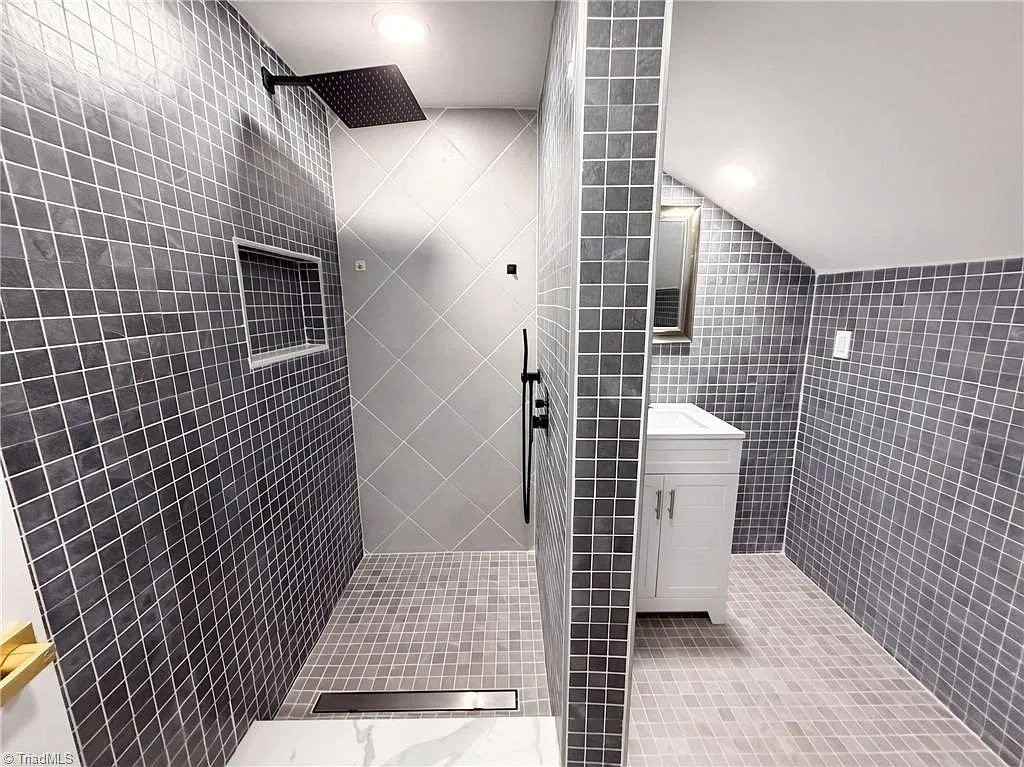 511 E 27th St - Photo 7 of 15