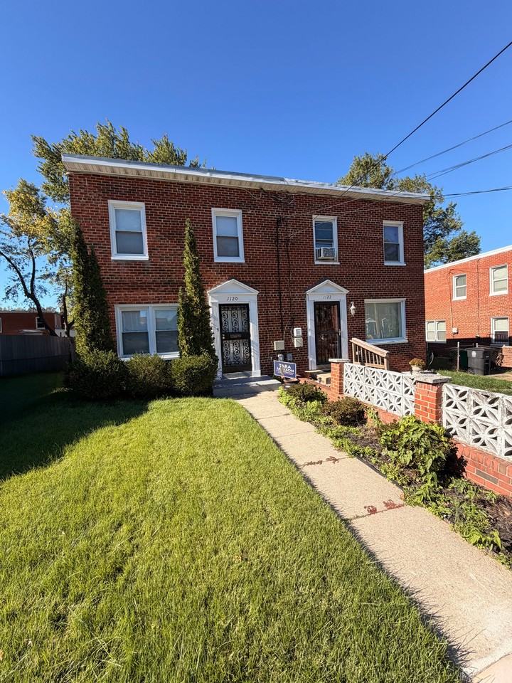 1120 Carrington Ave - Photo 2 of 20