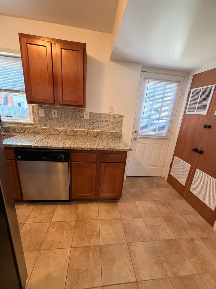 1120 Carrington Ave - Photo 6 of 20
