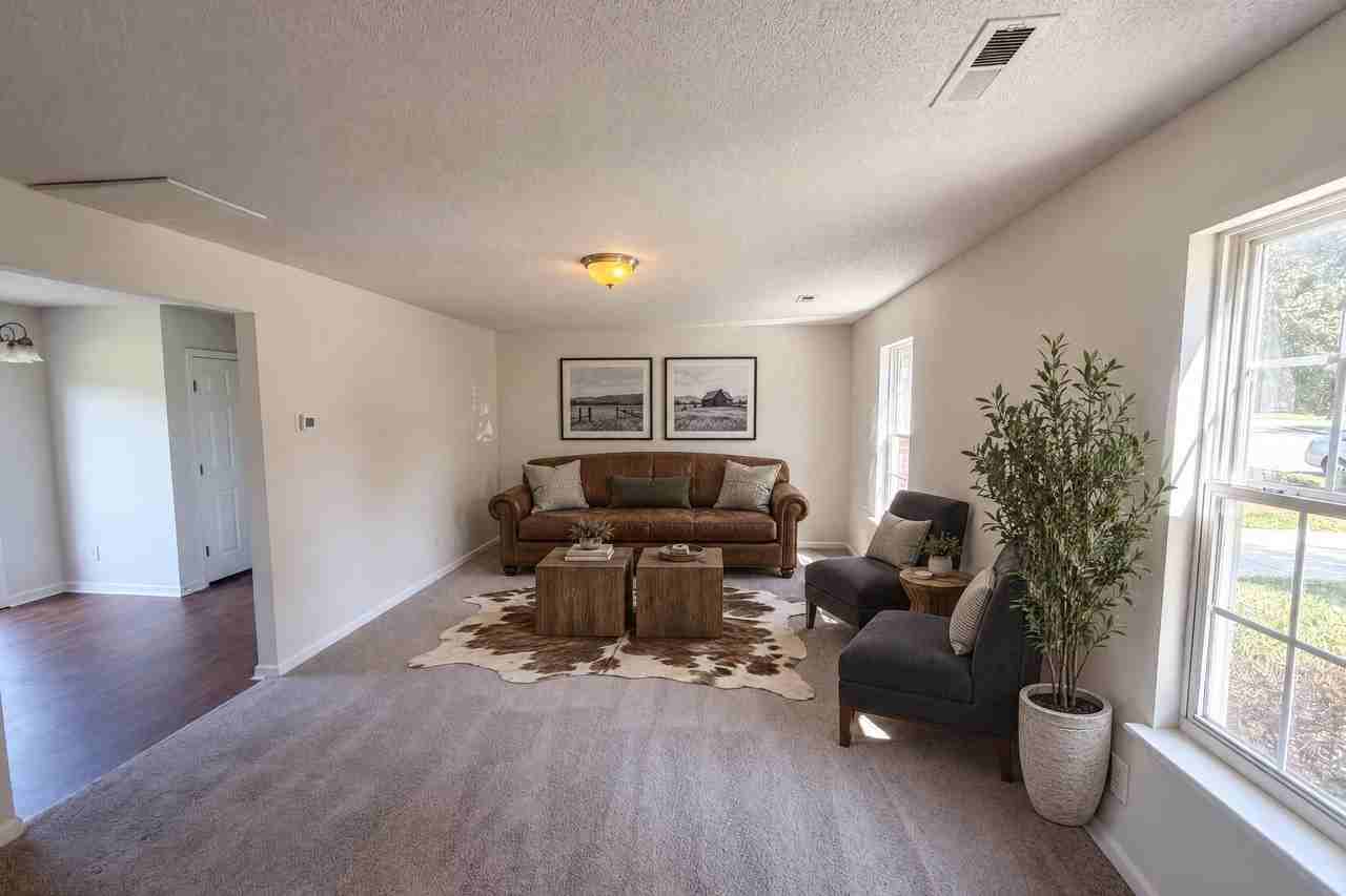 6008 White Chapel Way - Photo 4 of 16