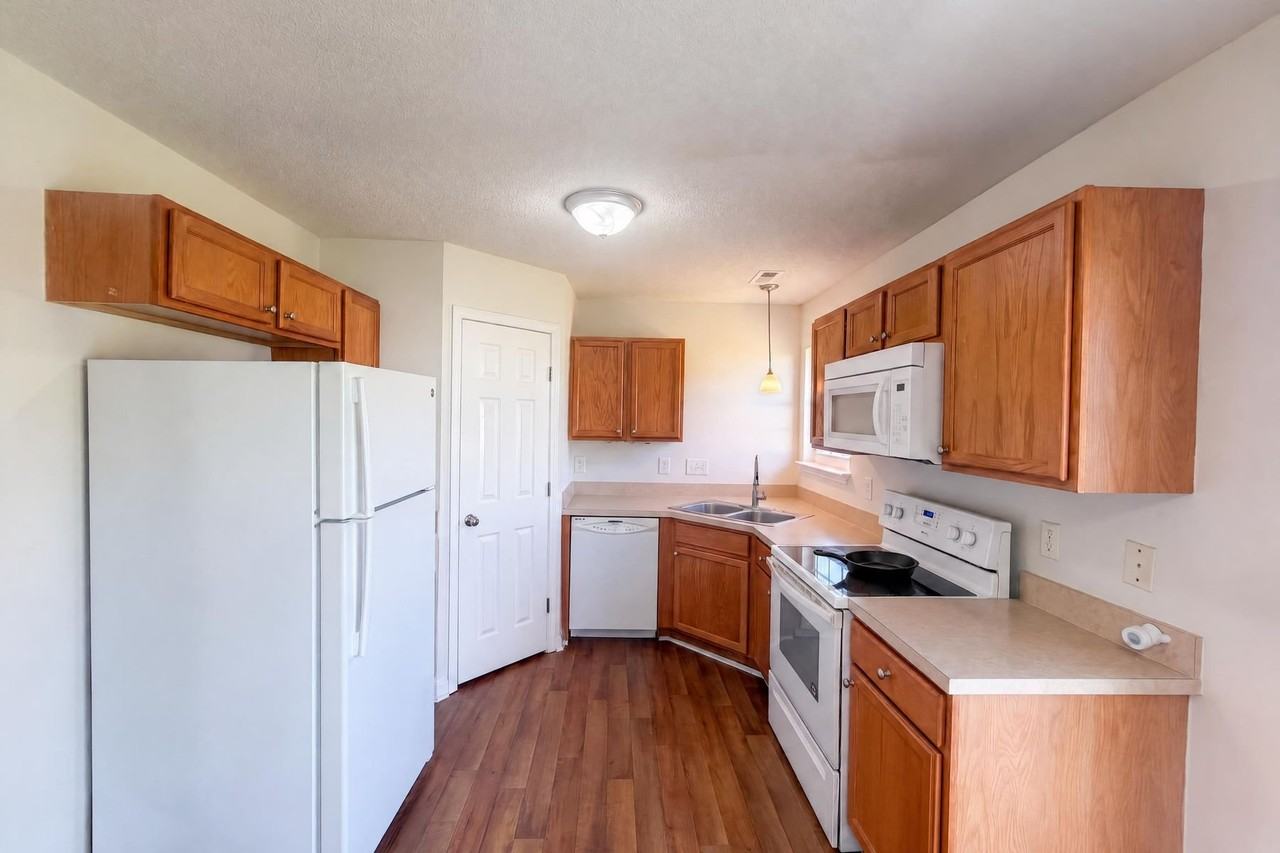 6008 White Chapel Way - Photo 5 of 16