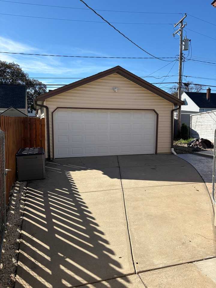 7601 Traymore Ave - Photo 2 of 4