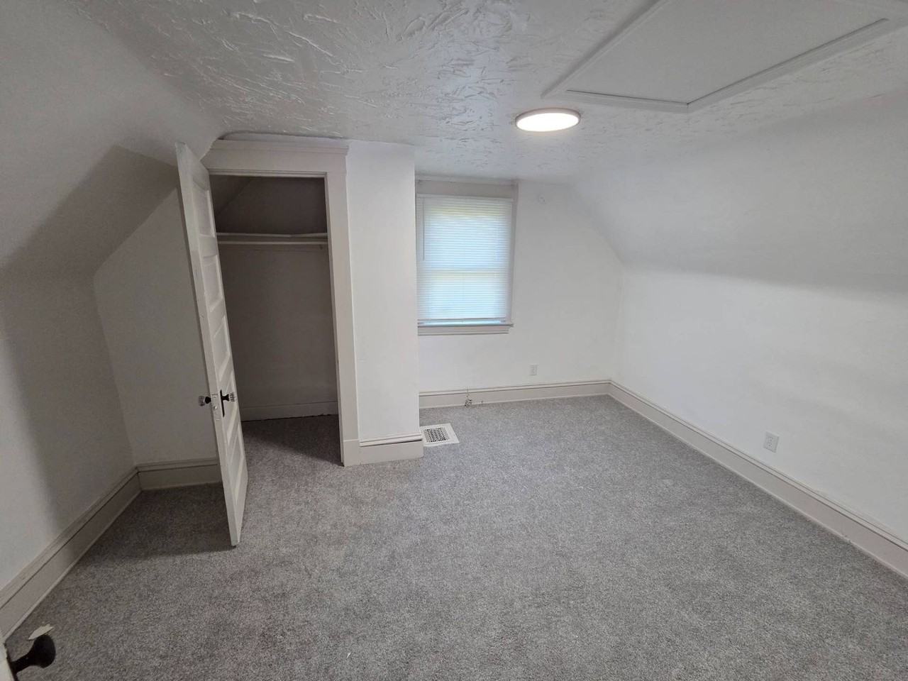 1885 Penrose Ave - Photo 4 of 43