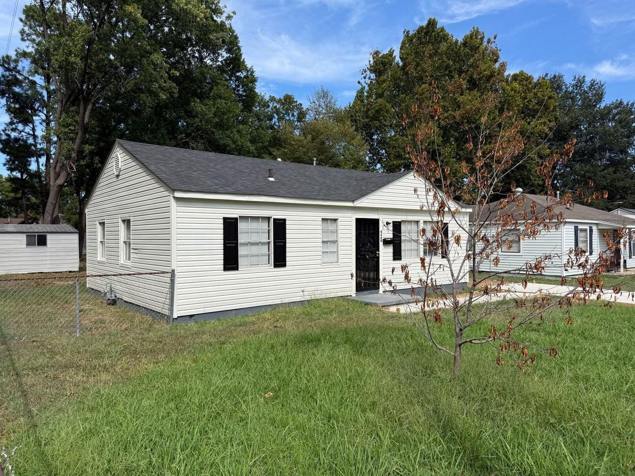 4668 Saratoga Rd - Photo 3 of 15