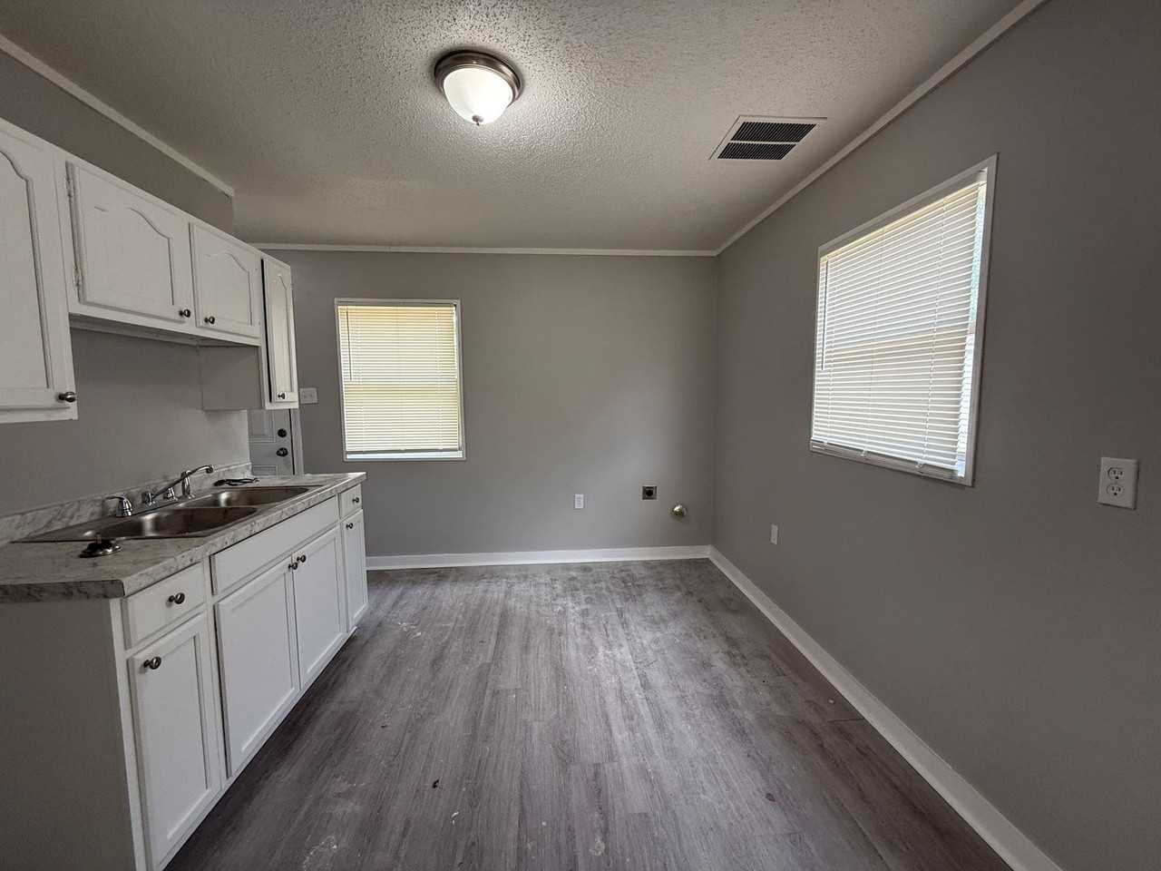 4668 Saratoga Rd - Photo 7 of 15