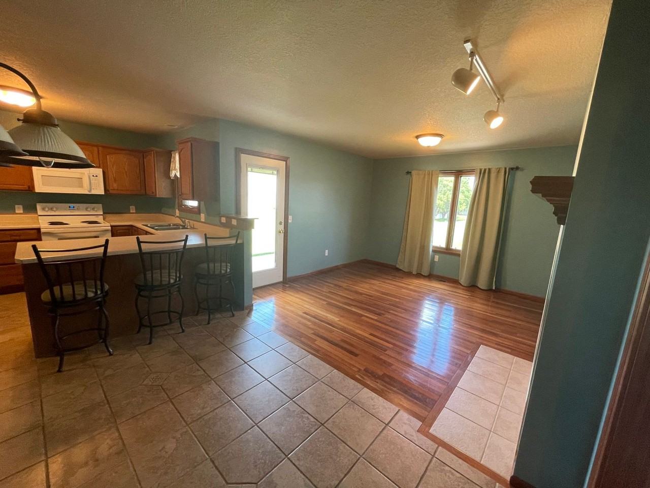 1826 Shakespeare Blvd - Photo 4 of 16
