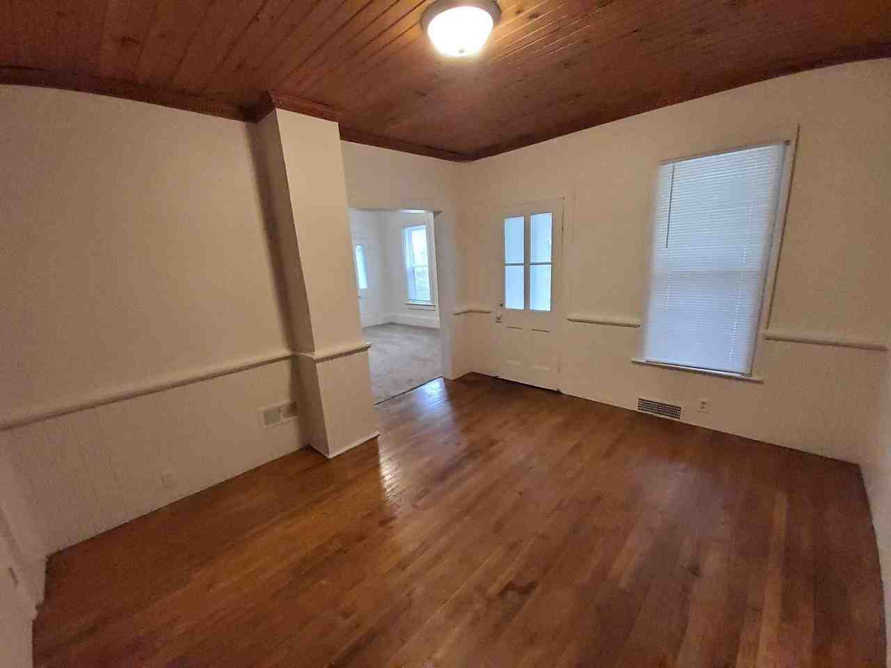 702 N Oneida St - Photo 6 of 32